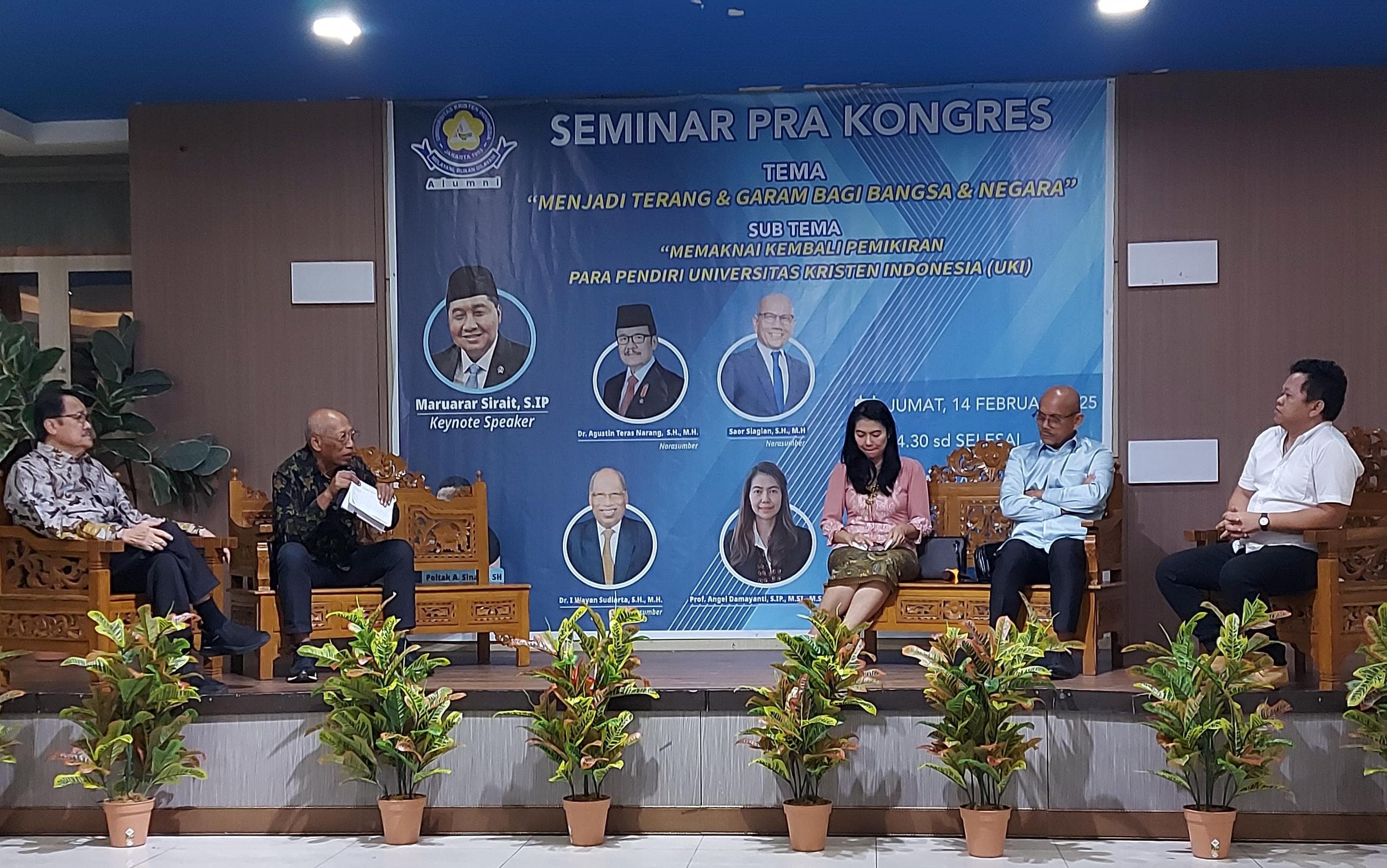 MENJADI TERANG: I Wayan Sudirta (dua dari kiri) dalam panel Seminar Pra Kongres di UKI Jakarta, 14 Februari 2025.