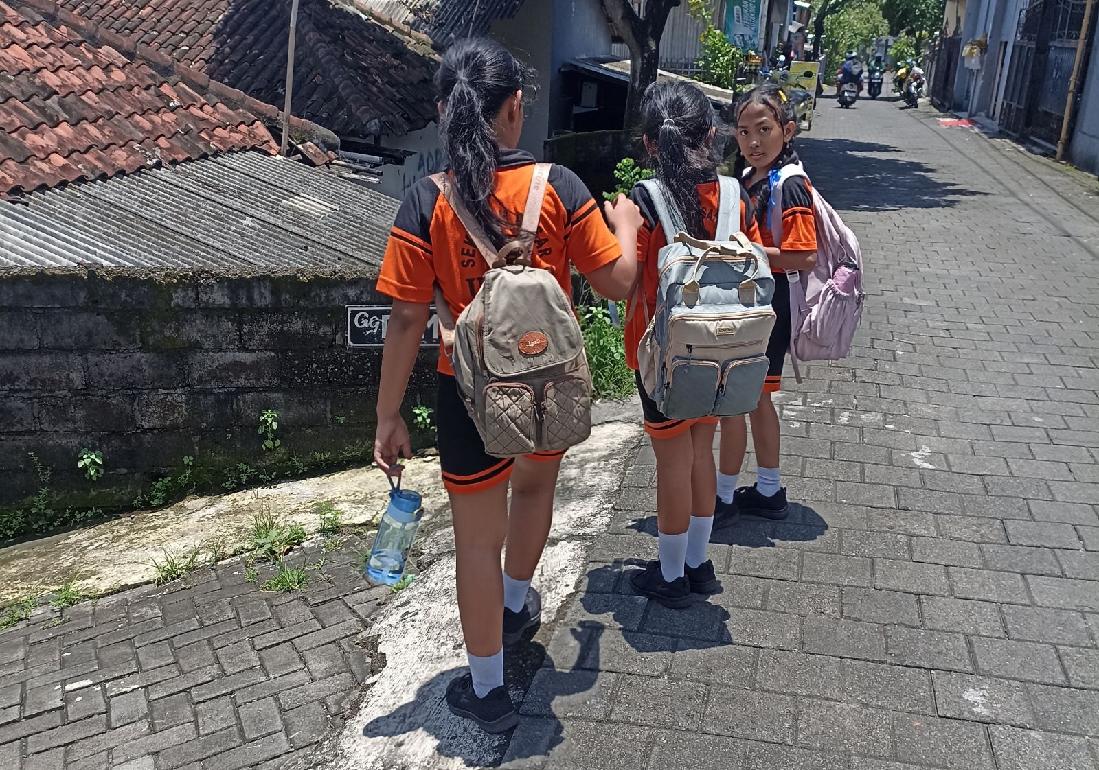 TUMBLER: Sejumlah murid SD di Ubung Denpasar membawa tumbler sendiri sebelum kebijakan pemerintah provinsi Bali berlaku.