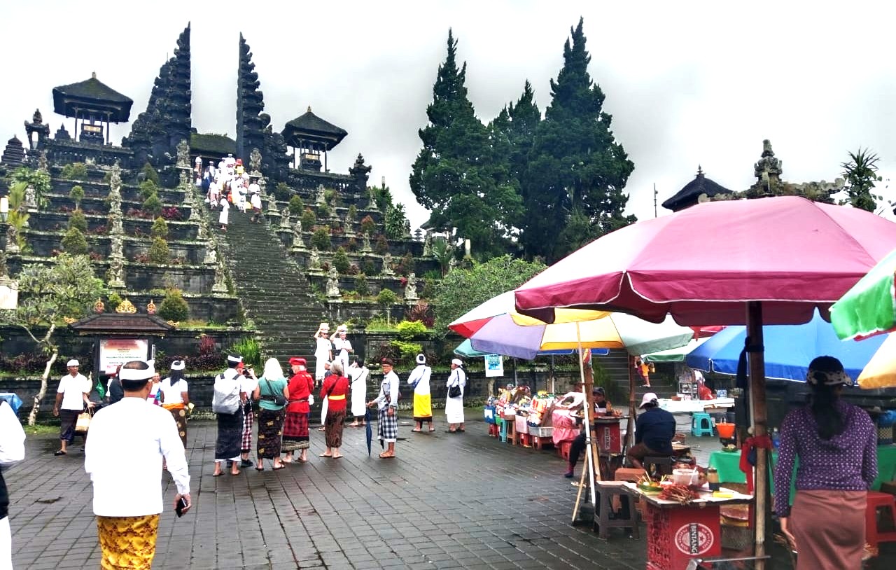 BANYAK PEDAGANG: Sejumlah pedagang kaki lima yang kembali menjamur di areal kawasan Pura Agung Besakih. (Foto zulfika rahman/radar bali)