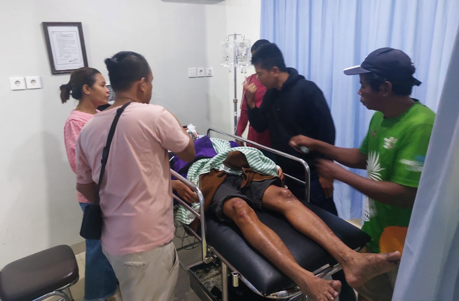 BERSIMBAH DARAH: Yohanis NB, 37, terbaring lemas di RS karena alami luka di kepala dan wajah, Kamis 13 Februari 2025.