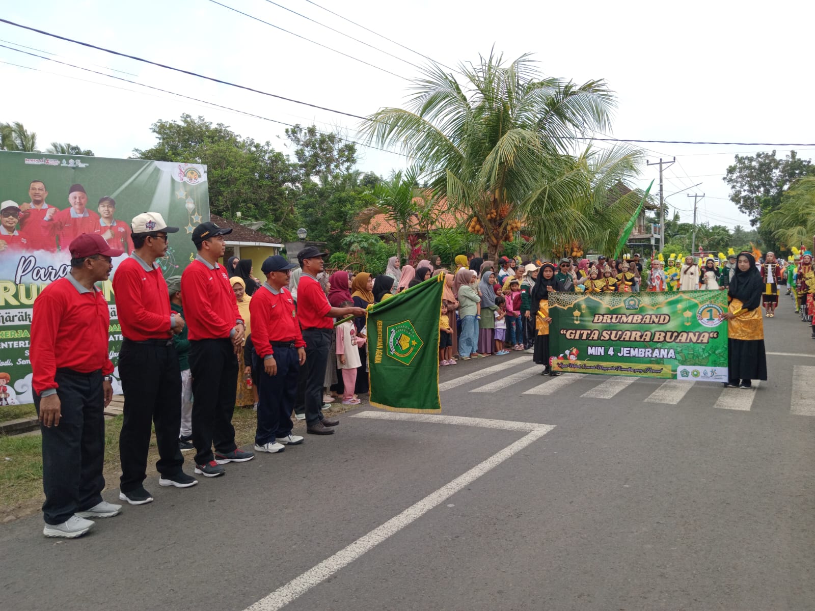 Pelepasan peserta Parade Drumband dan Musik Islami di MIN 4 Jembrana, Desa Cupel, Negara, 15 Februari 2025.