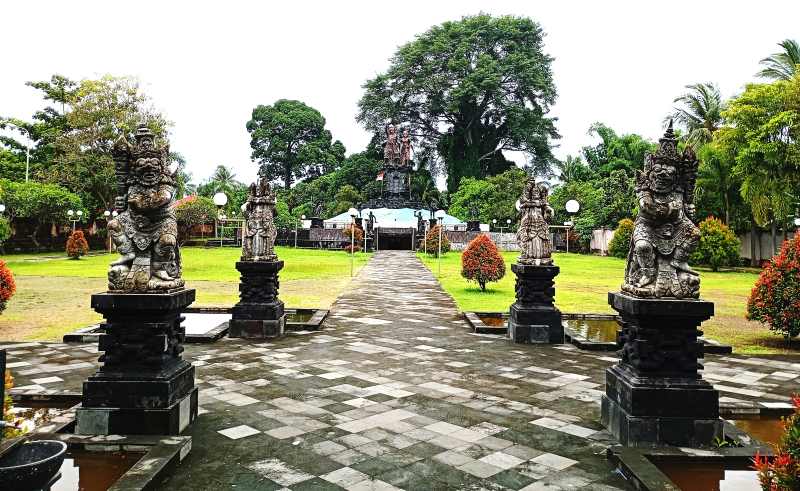 TAMAN NAN ASRI : Monumen berikut taman seluas 55,5 are ini di dalamnya tampak asri, hijau berhias kolam dan beragam tanaman. (francelino junior/radar bali)