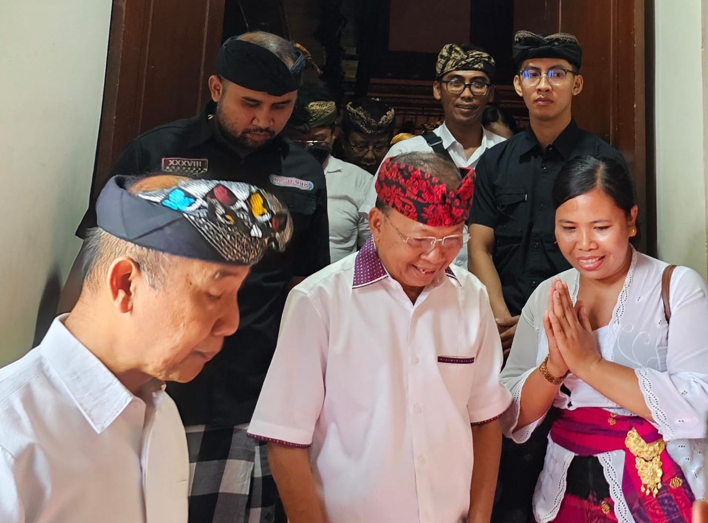 SERIUS: Gubernur Bali terpilih 2025-2030 Wayan Koster usai menjadi keynote speaker seminar Bulan Bahasa Bali di Art Center Bali, Denpasar, Sabtu (15/2/2025). (Novi Febriani/Radar Bali)