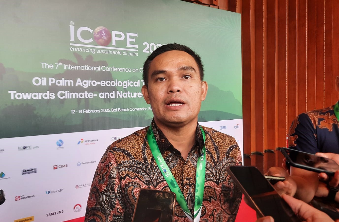 MENUJU ENERGI TERBARUKAN: Manajer Industrialisasi Sales Pertamina Patra Niaga saat diwawancara awak media Konferensi Internasional Kelapa Sawit dan Lingkungan 2025 di Sanur, 14 Februari 2025.