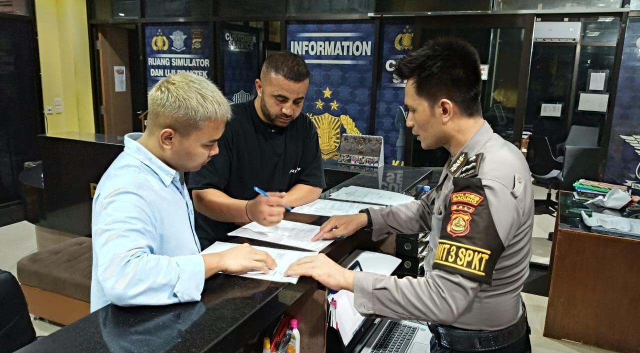 MENANTANG: :  Mohammed Rifai, 27, dan John Ebid, 30, berada di Sentra Pelayanan Kepolisian Terpadu (SPKT), Polres Badung, 15 Feb 2025.