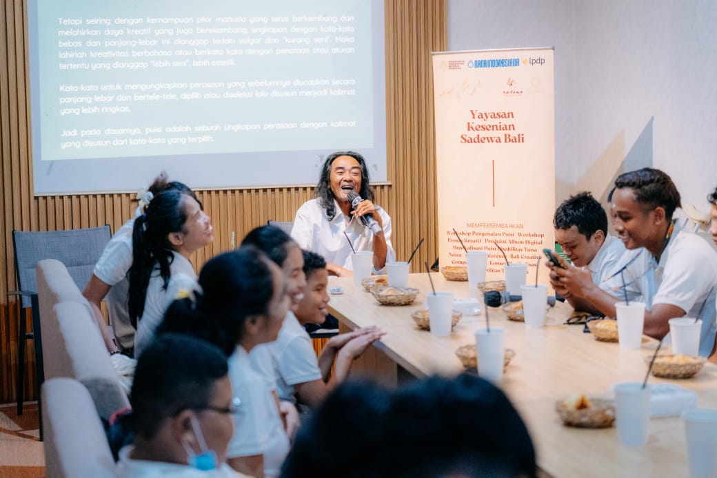 PROSES KREATIF: Dua narasumber saat memberikan materi