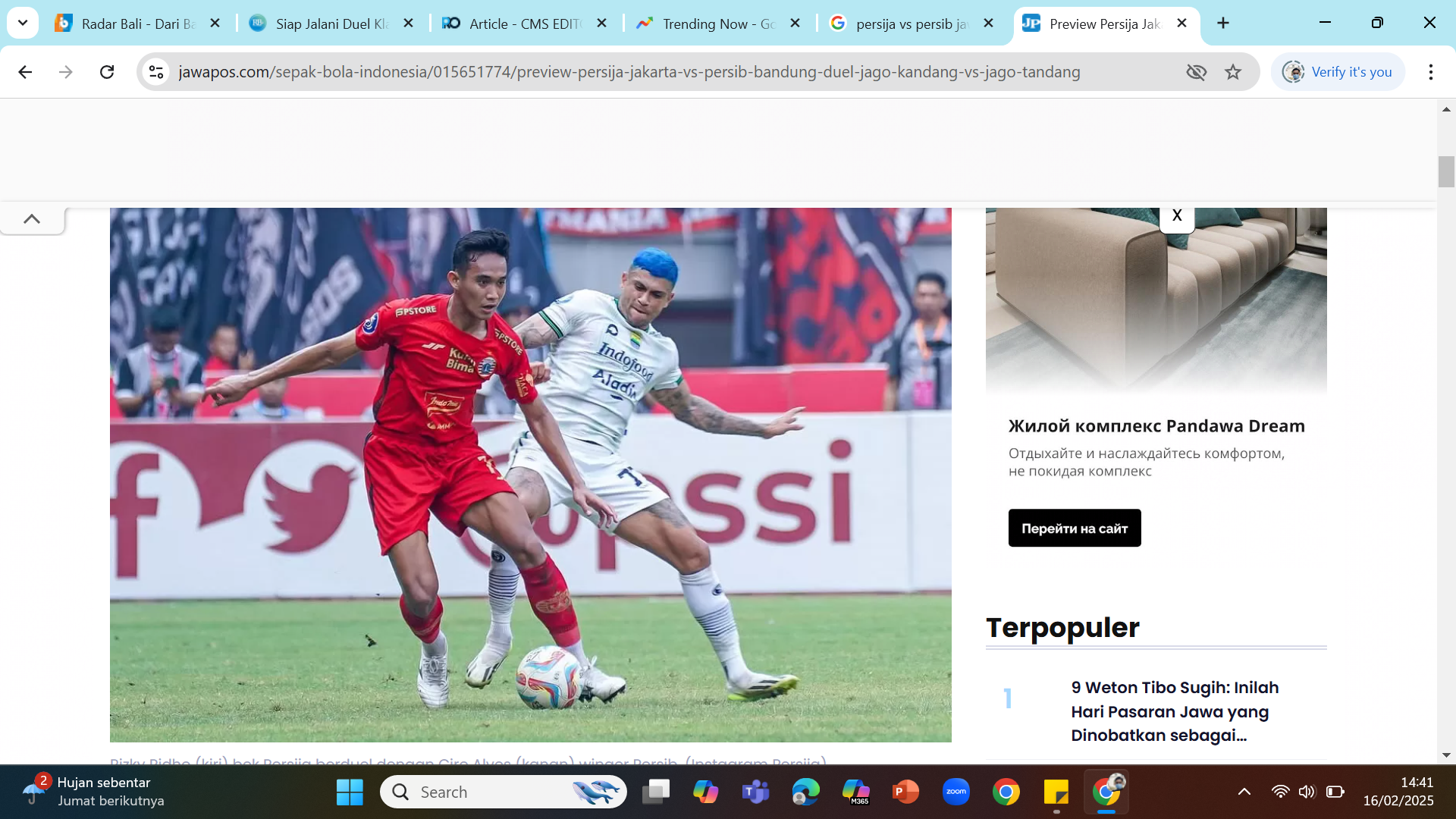 DUEL KLASIK - Bek Persija Rizky Ridho berduel dengan winger Persib Ciro Alves. Kedua tim akan bertemu sore ini MInggu, 16 Februari 2025.