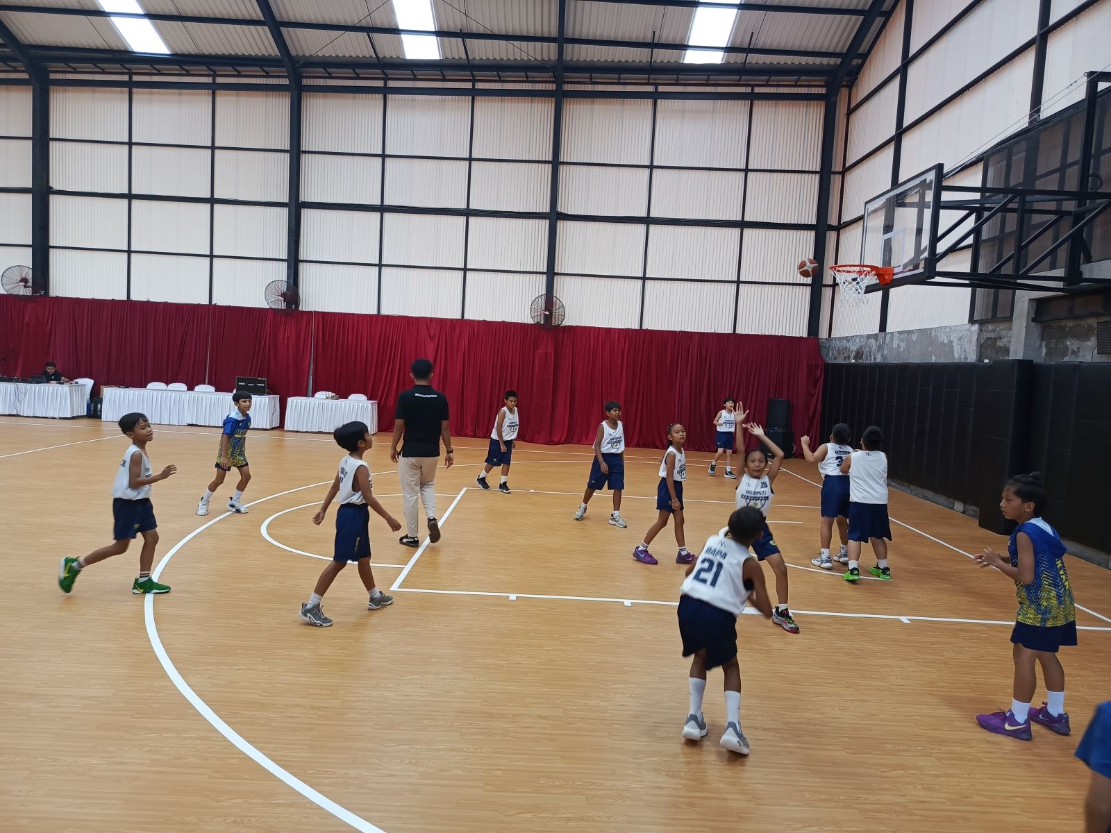 REPRESENTATIF: Suasana di lapangan infdoor Ke & Me Basketball Court di jalan WR Supratman Timur yang baru dibuka Sabtu, 15 Februari 2025.