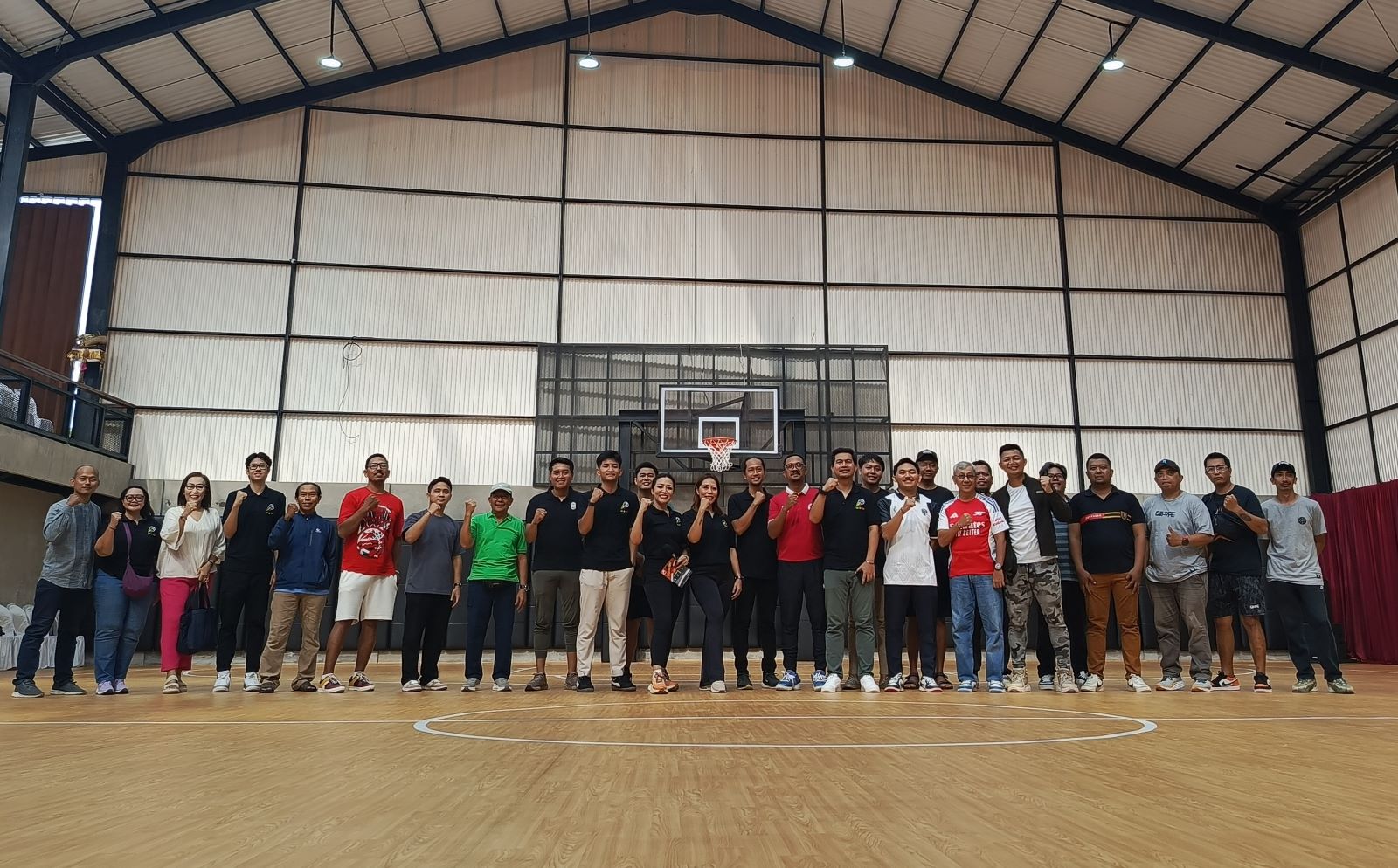 PRO BASKET: Owner, pejabat Perbasi dan undangan foto bersama saat opening Ke & Me Basketball Court Sabtu, 14 Februari 2025.