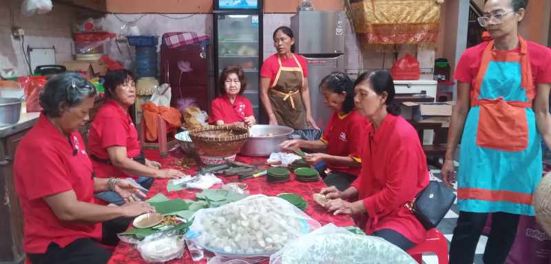 SIAPKAN 1.500 PORSI : Lontong Cap Gomeh berisi lontong, sambel goreng hati ayam, opor kare ayam, sayur lodeh, acar, telur pindang, abon sapi, bubuk koya dan sambal.(juliadi/radar bali)