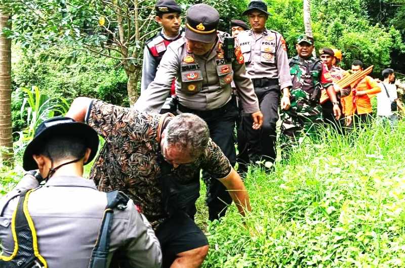 SYUKUR KETEMU : Petugas saat berhasil menemukan WNA asal Prancis di jurang sedalam 12 meter yang ada di perbukitan wilayah Amed dalam kondisi selamat. (Foto Polres Karangasem)
