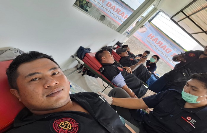 Merayakan hari ulang tahun (HUT) Laskar Bali Badak Agung ke-21, ratusan anggota Laskar Bali Badak Agung menggelar bakti sosial donor darah, Senin (17/2/2025) di Denpasar.
