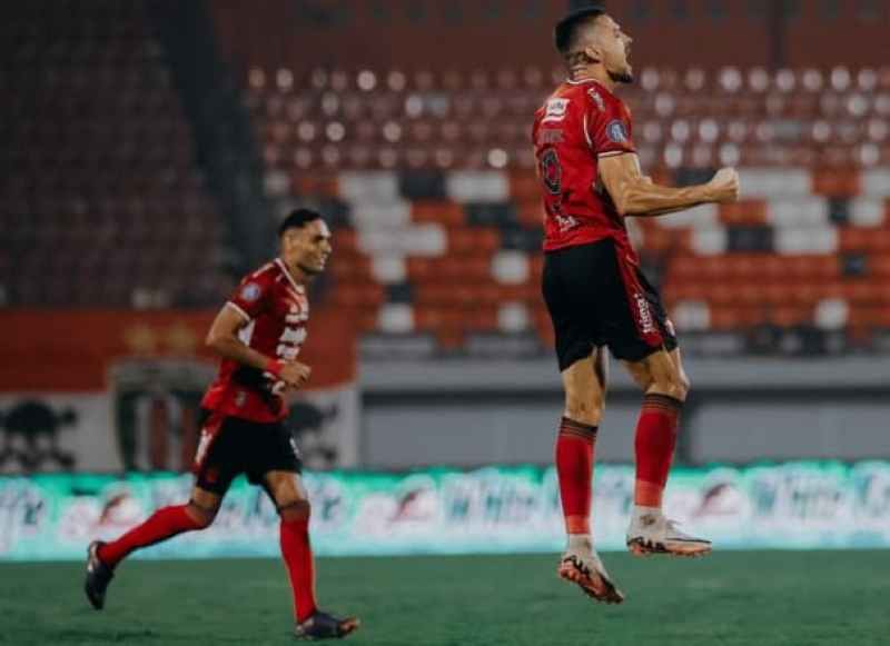 SAMAKAN KEDUDUKAN : Boris Kopitovic berselebrasi usai menjebol gawang Malut United di menit ke-64 di pertandingan yang berakhir seri, 1-1. (foto: media bali united)