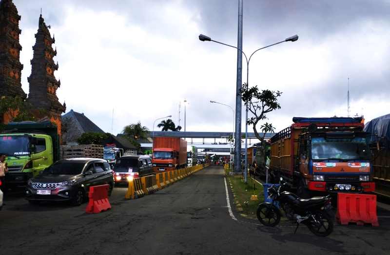 ANTREAN MENUNGGU CUACA BAGUS : Antrean kendaraan dalam areal parkir Pelabuhan Gilimanuk saat buka tutup Pelabuhan. (foto : Pos AL Gilimanuk-Jembrana)