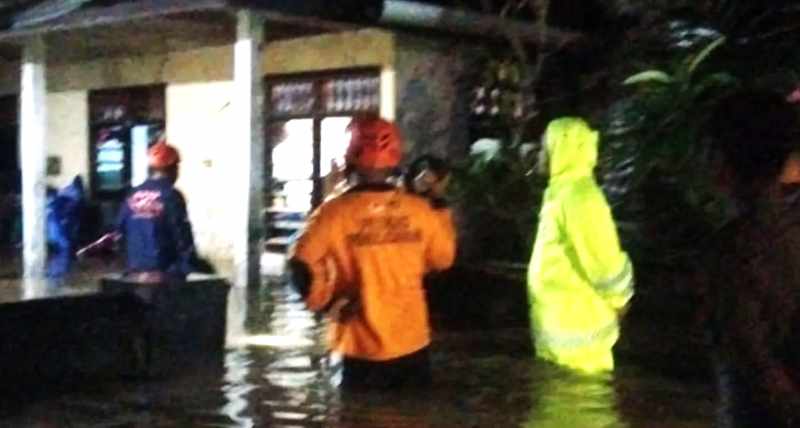MENGAGETKAN: Sejumlah petugas mengevakuasi terhadap warga di Kelurahan Seririt yang terdampak banjir. (Foto: BPBD Buleleng untuk Radar Bali)