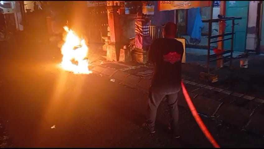 DIDUGA KARENA KORSLETING : Motor Yamaha Mio milik Putu Agus Putrawan asal Kelurahan Semarapura, ini hangus terbakar. (Foto: Damkar Klungkung)