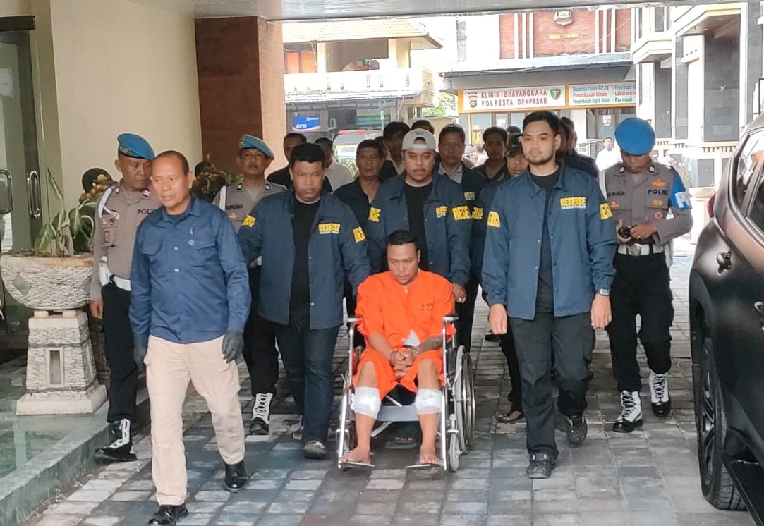 DILUMPUHKAN: Bastomi Prasetiawan alias Mas Pras saat digiring dengan kursi roda di Mapolda Bali setelah dilumpuhkan di Tanjung Perak Surabaya, 17 Februari 2025.
