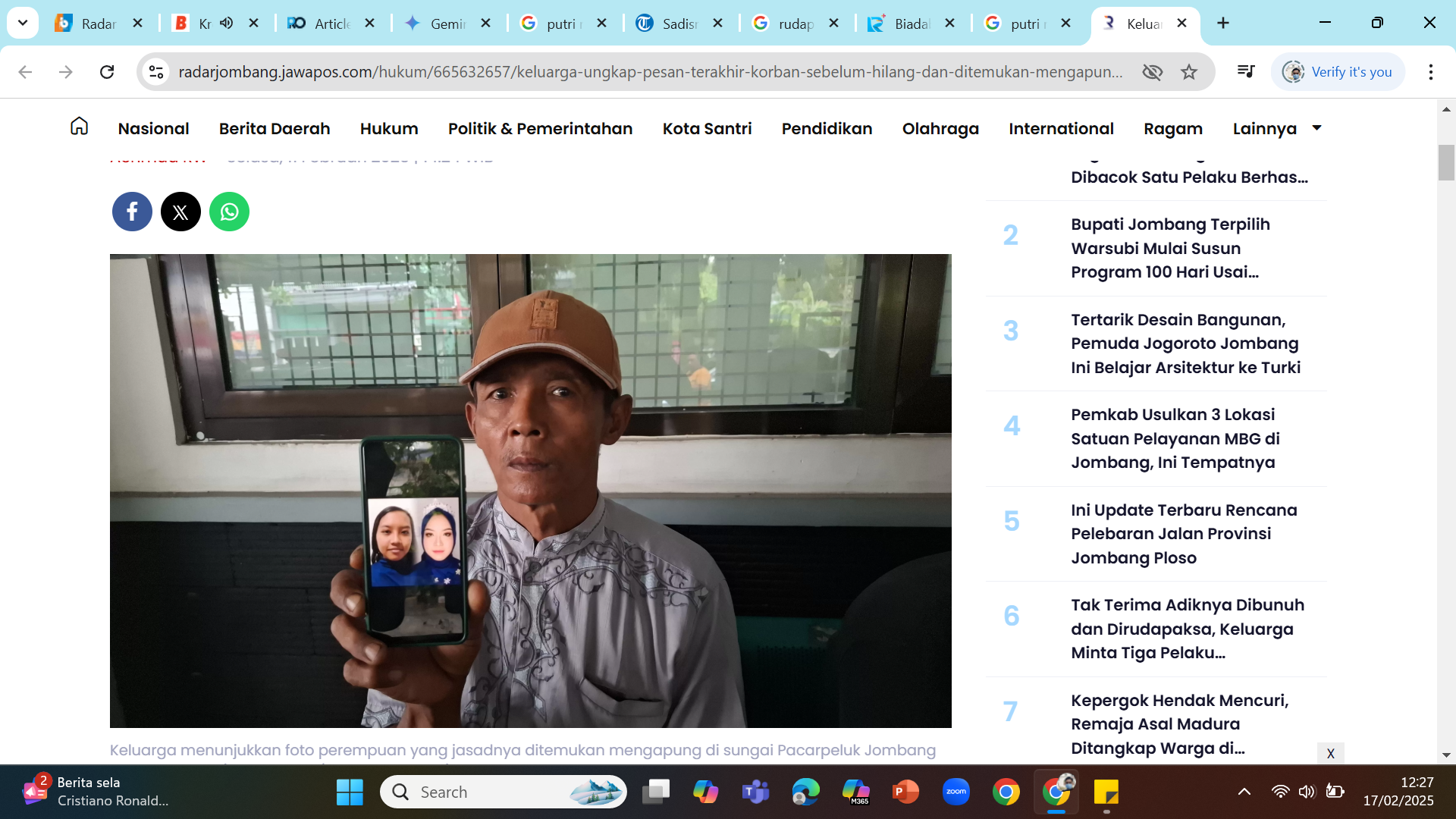 Keluarga menunjukkan foto perempuan yang jasadnya ditemukan mengapung di sungai Pacarpeluk Jombang semasa hidup.