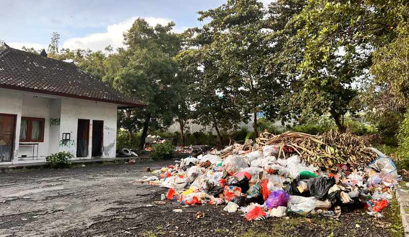 JADI TEMPAT SAMPAH LIAR : Tumpukan sampah di Terminal Subagan, Minggu (16/2/2025). (Foto zulfika rahman/radar bali)