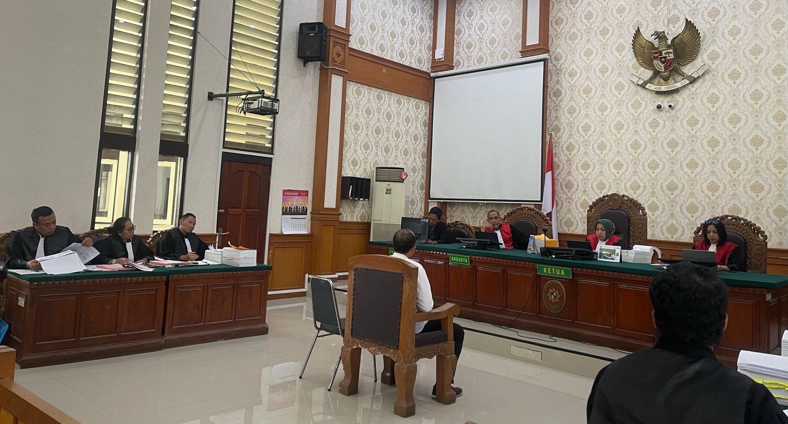 BERI KESAKSIAN: Mantan Lurah Pedungan AA Gde Oka di PN Denpasar, Selasa (18/2/2025).