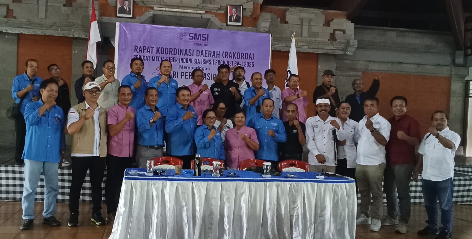 SOLID: Jajaran pengurus SMSI Provinsi Bali dan Kabupaten/Kota di Gedung PWI Bali, Denpasar, Selasa (18/2/2025). (SMSI Bali For Radar Bali)