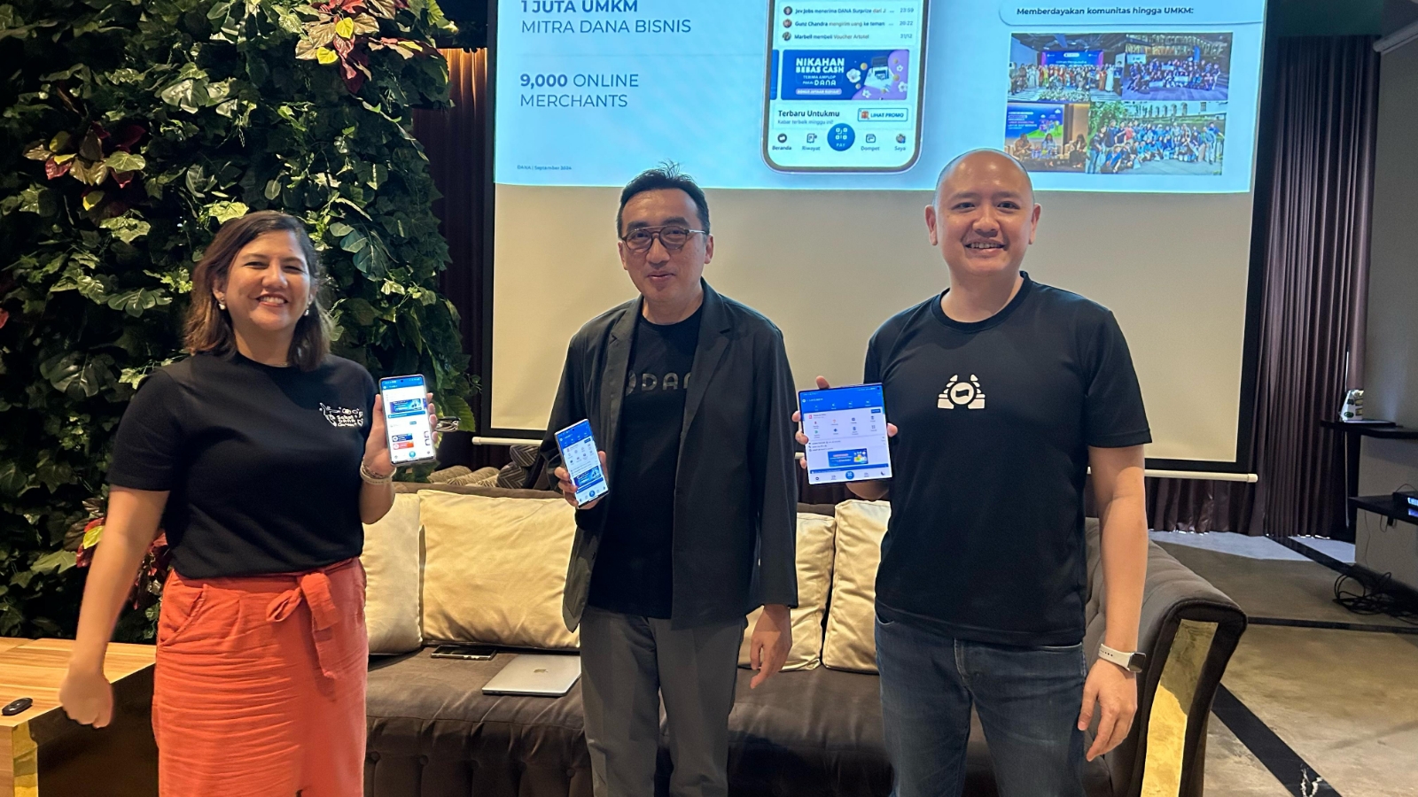 Dari kiri: Olavina Harahap - Director of Communications DANA Indonesia, Cary Piantono - Chief Risk Officer DANA Indonesia dan ⁠Darrick Rochili - Chief Innovation Officer DANA Indonesia.