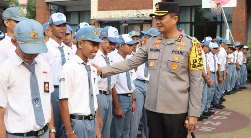 CEGAH TREK-TREKAN : Dalam kegiatan Police Go To School di SMKN 1 Singaraja, ratusan siswa kelas X dan XI diingatkan untuk tidak ikut balap liar atau trek-trekan.(Foto:Polres Buleleng untuk Radar Bali)