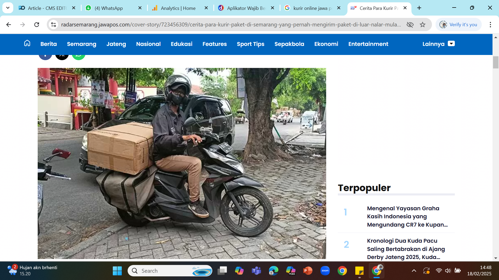 Salah satu kurir ekspedisi di Kota Semarang ketika mengirimkan barang yang ukurannya besar dan terpaksa tetap harus diantarkan.