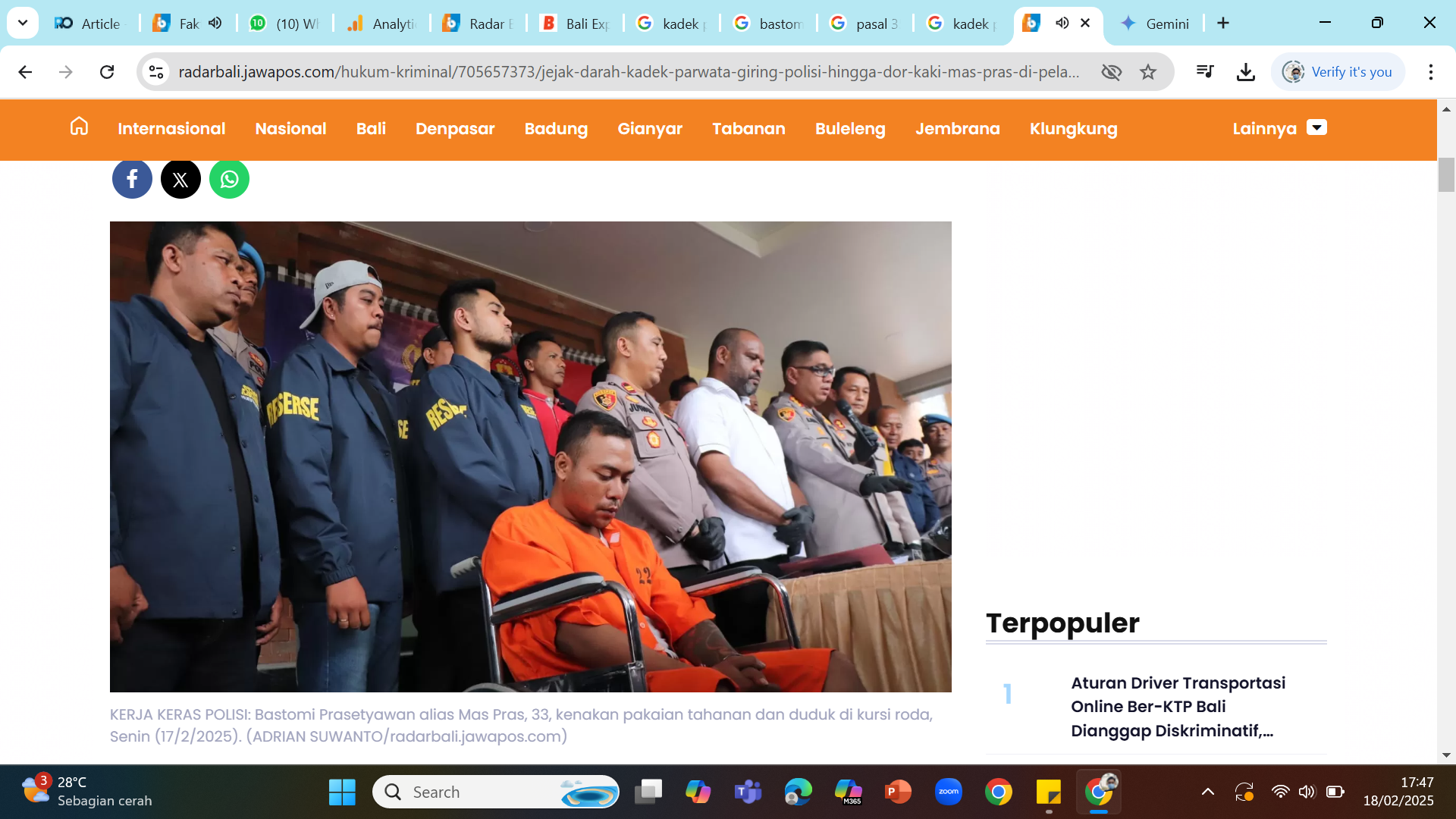KERJA KERAS POLISI: Bastomi Prasetyawan alias Mas Pras, 33, kenakan pakaian tahanan dan duduk di kursi roda, Senin (17/2/2025).