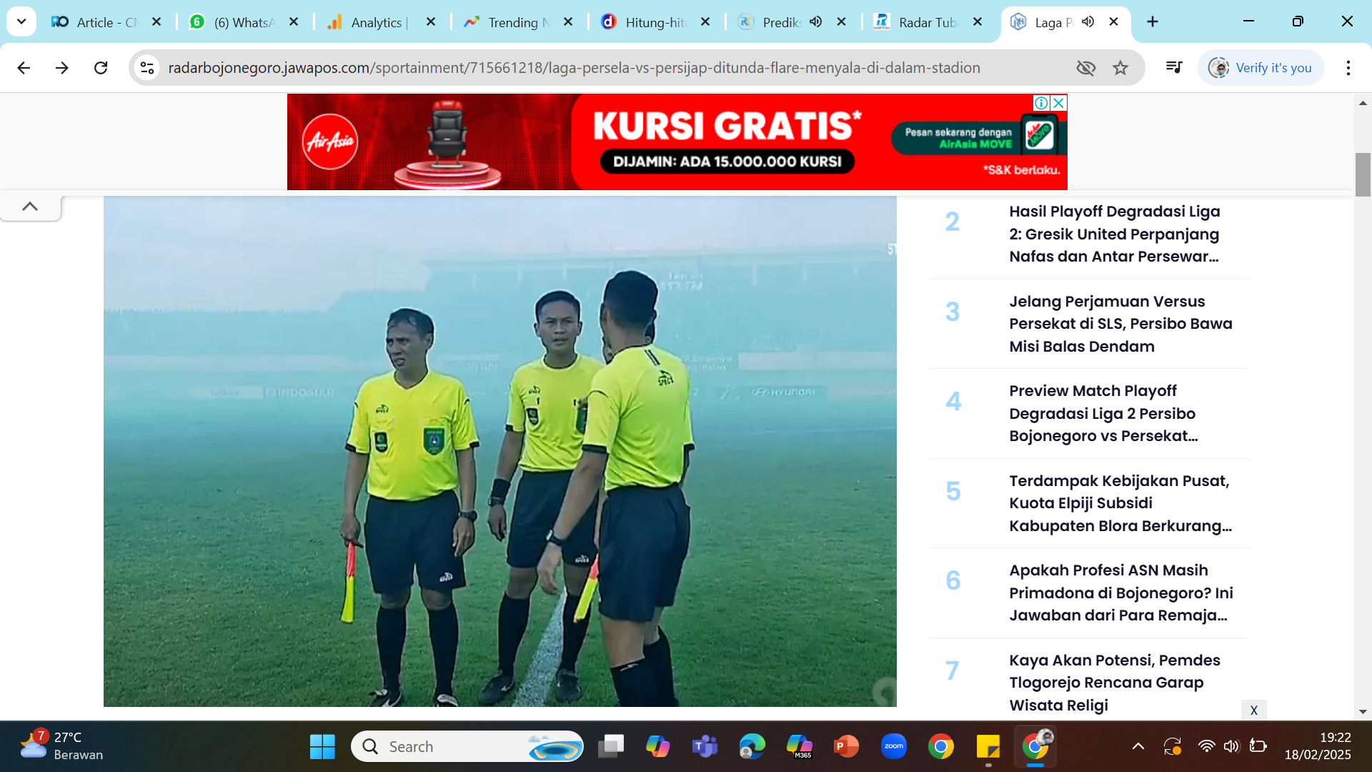 PERSIJAP VS PERSELA RUSUH - Perangkat pertandingan menghentikan laga Persela vs Persijap pada menit ke-78 karena penonton menyalakan flare dan menyerbu lapangan.