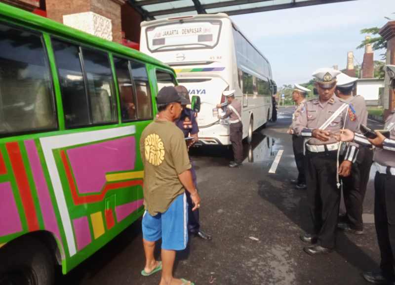 ANTISIPASI RISIKO : Pemeriksan kendaraan penumpang oleh personel Polres Jembrana dan Dinas Perhubungan. (foto: Dishub Jembrana)