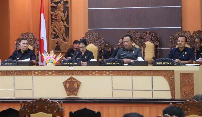 BAHAS LKPJ HINGGA RSU: Rapat Paripurna DPRD Jembrana terkait LKPJ Bupati Tahun 2024. (Foto: Humas DPRD Jembrana)
