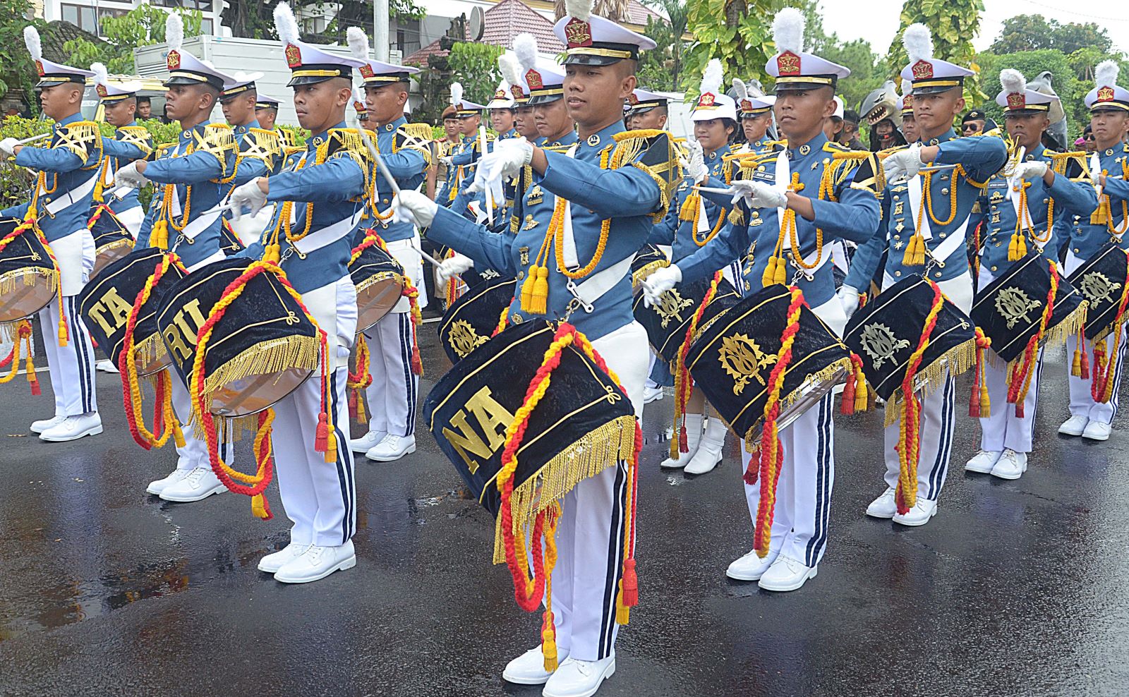 SITA PERHATIAN: City Parade atau kirab kota serangkaian 5th Multilateral Naval Exercise Komodo (MNEK) 2025.