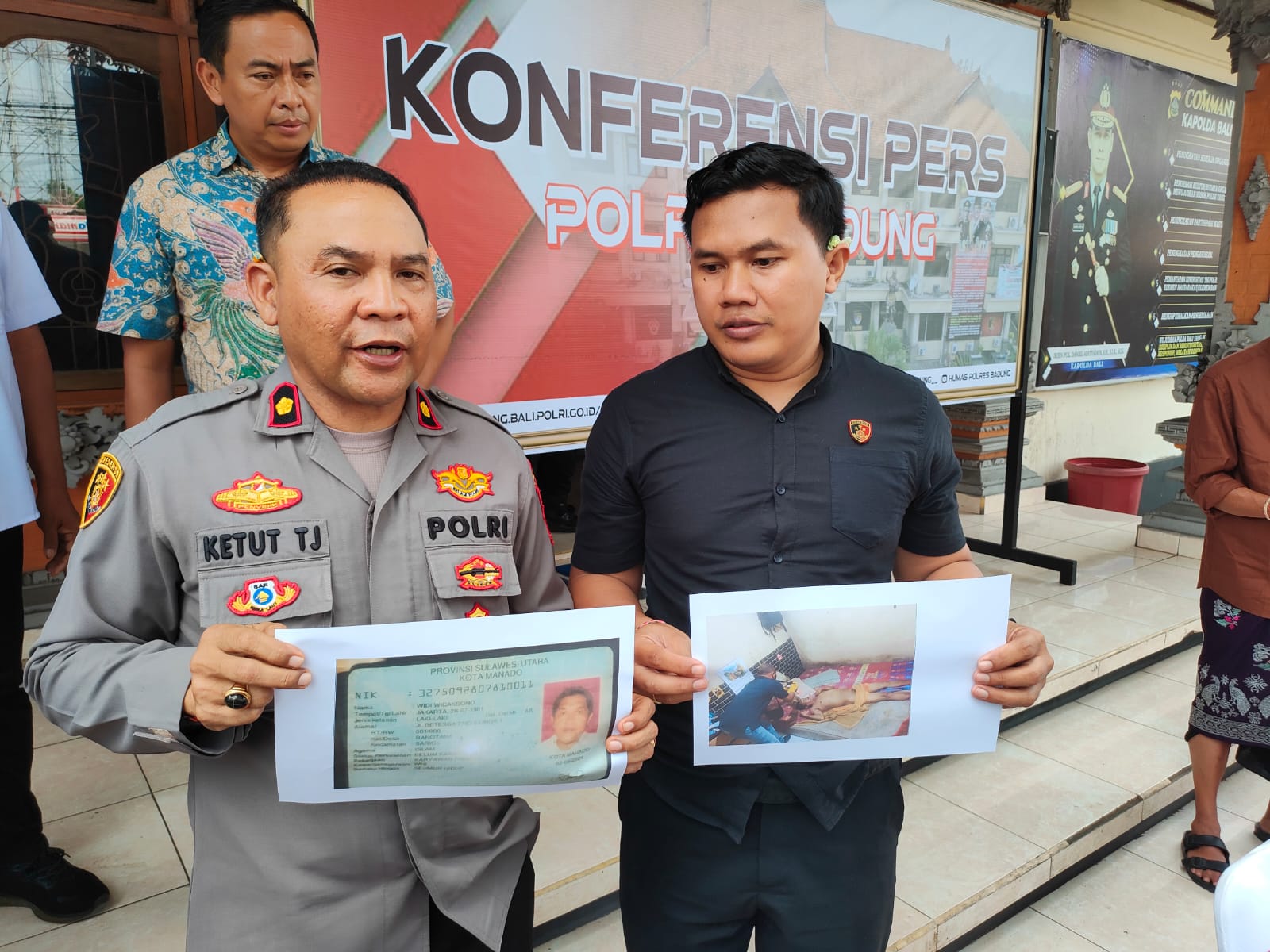 FAKTA: Kapolsek Mengwi Kompol I Ketut Adnyana T.J S.Sos.,S.H.,M.M., tujuka foto KTP korban tewas.
