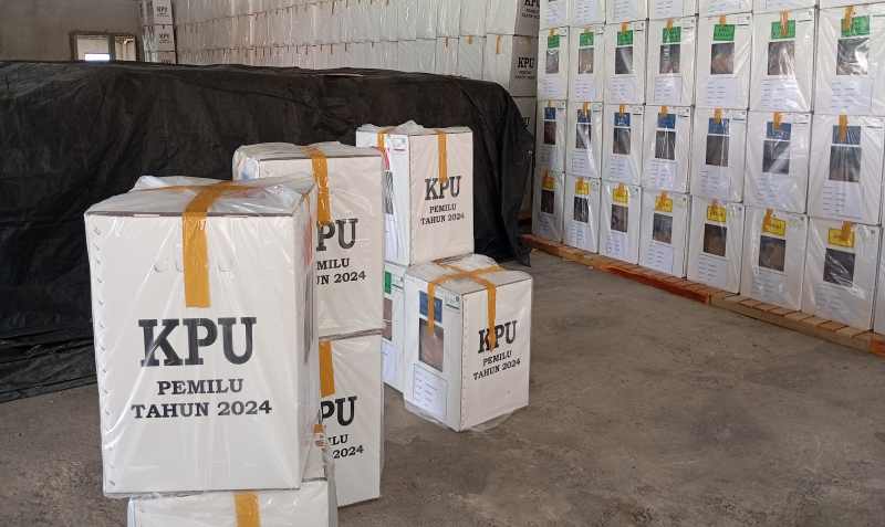 DIJUAL : Bekas logistik Pemilu 2024 di KPUD Buleleng yang dilelang. Pemenangnya adalah Anton Hartono dengan nilai penawaran Rp 177.199.600.(francelino junior)