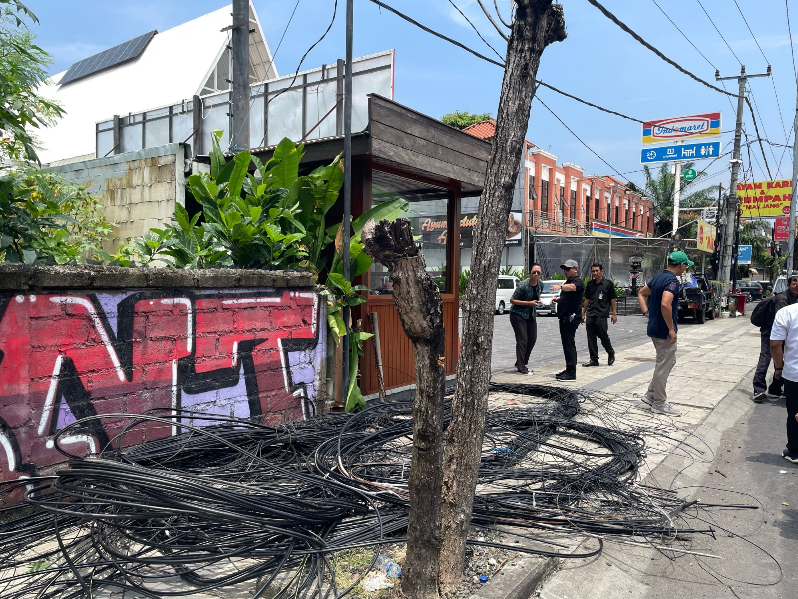 Tim Penertiban Jaringan Utilitas Terpadu DPUPR Badung membersihkan kabel provider liar dan tidak terpakai di jalan Dewi Sri, Kuta, Rabu (19/02/2025).