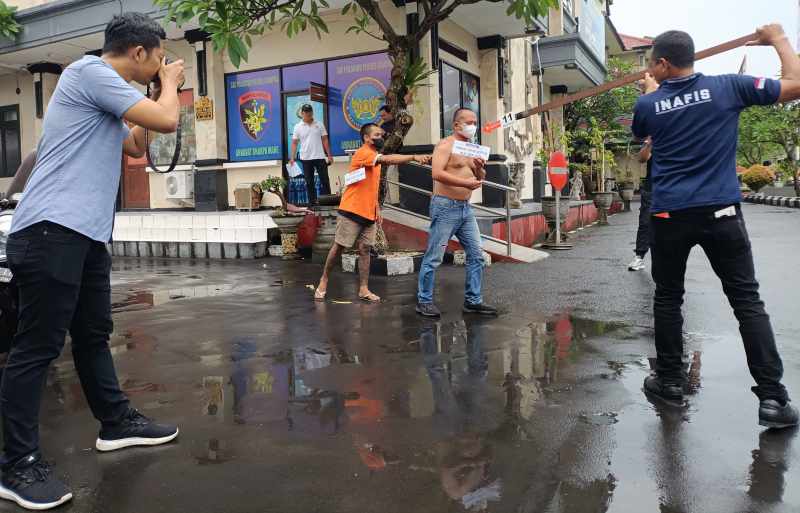 PERAGAKAN ADEGAN KEJADIAN : Polres Gianyar menggelar rekonstruksi kasus penusukan berujung kematian di Jalan Raya Tojan, Blahbatuh. (Foto Polres Gianyar)