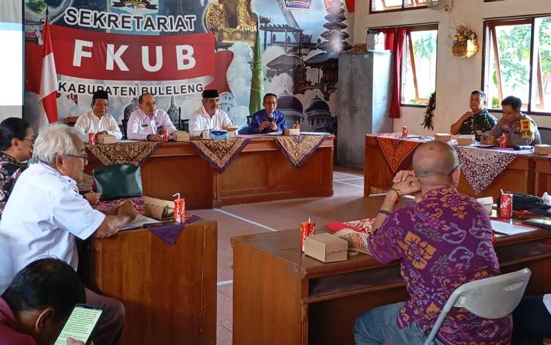 PERTEMUAN UNTUK KERUKUNAN : FKUB Buleleng mengeluarkan seruan terkait dengan perayaan Hari Suci Nyepi 1947 agar bisa sosialisasi sejak dini ke masyarakat.(francelino junior/radar bali)