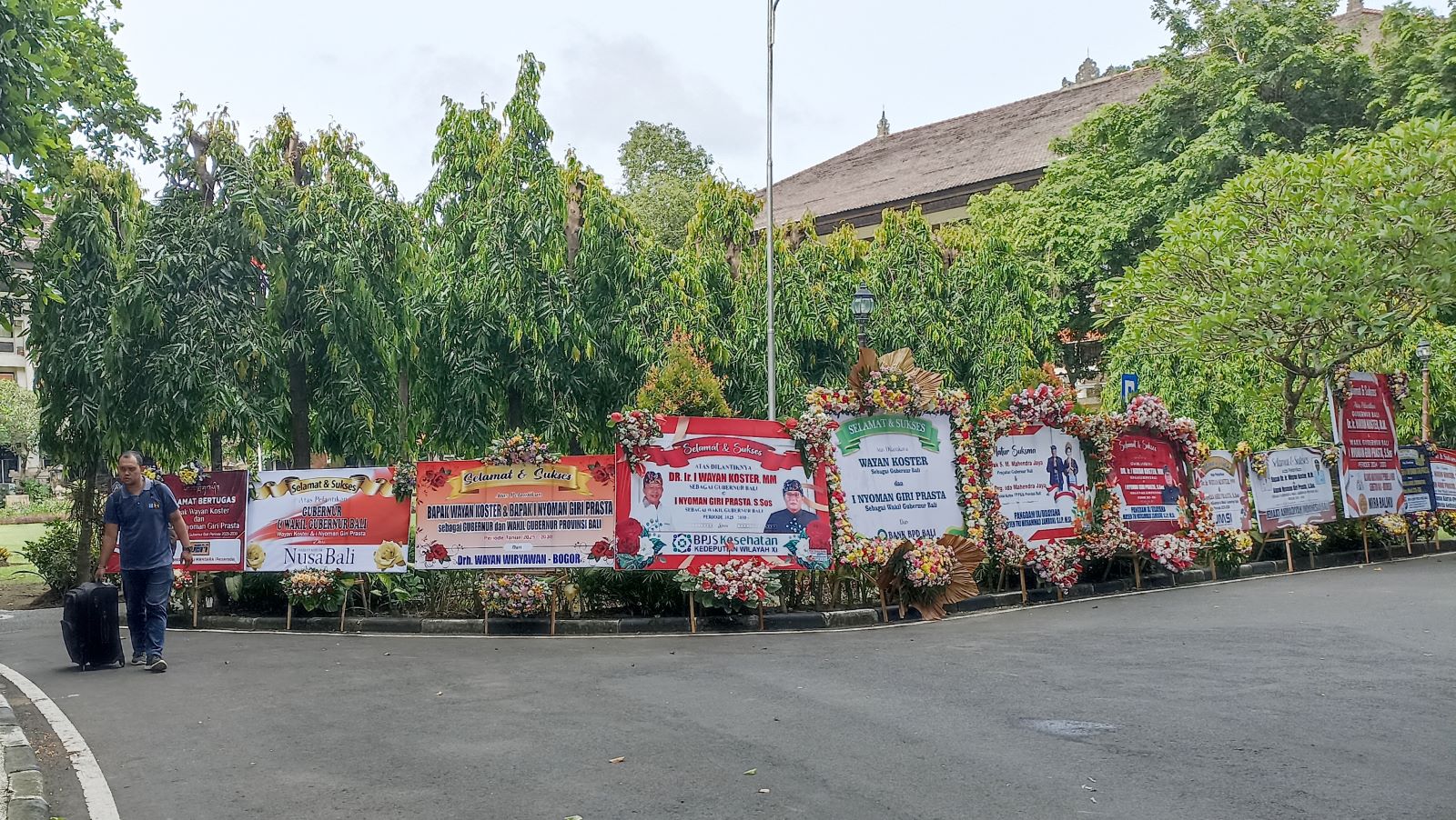 HARAPAN RAKYAT BALI: Kantor Gubernur Bali di Renon banjir karangan bunga ucapan selamat untuk Koster - Giri