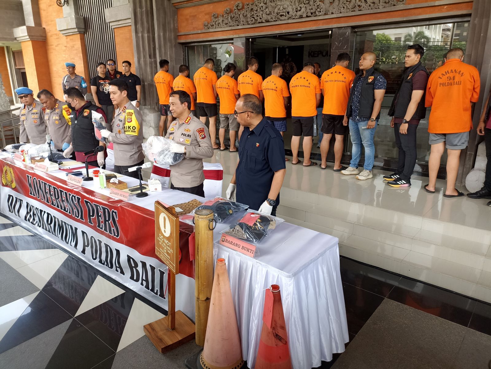 WNA DAN WNI: Kapolda Bali Irjen Pol Daniel Adityajaya S.H., M.Si (tengah) saat membeber kasu Finns Beach Club bersama Dirreskrim dan Kabid Humas di Mapolda Bali, 20 Februari 2025.