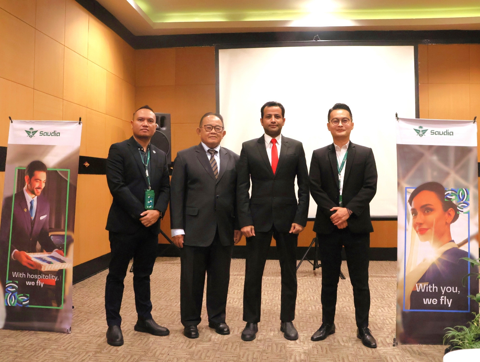 Mr. Faisal Allah (dua dari kanan) Saudia Manager untuk Indonesia, Singapore, Australia dan New Zealand di Denpasar (20/2/2025).