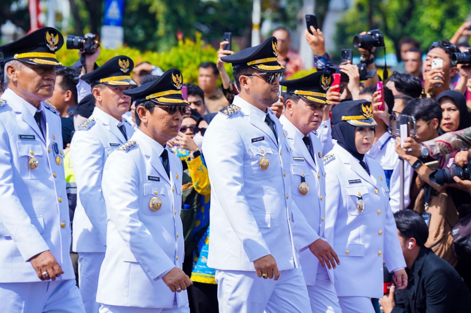 Bupati dan Wabup Badung terpilih I Wayan Adi Arnawa dan Bagus Alit Sucipta melakukan defile dari Monas menuju Istana Negara sebelum dilantik secara serentak oleh Presiden Prabowo Subianto (20/2/2025).