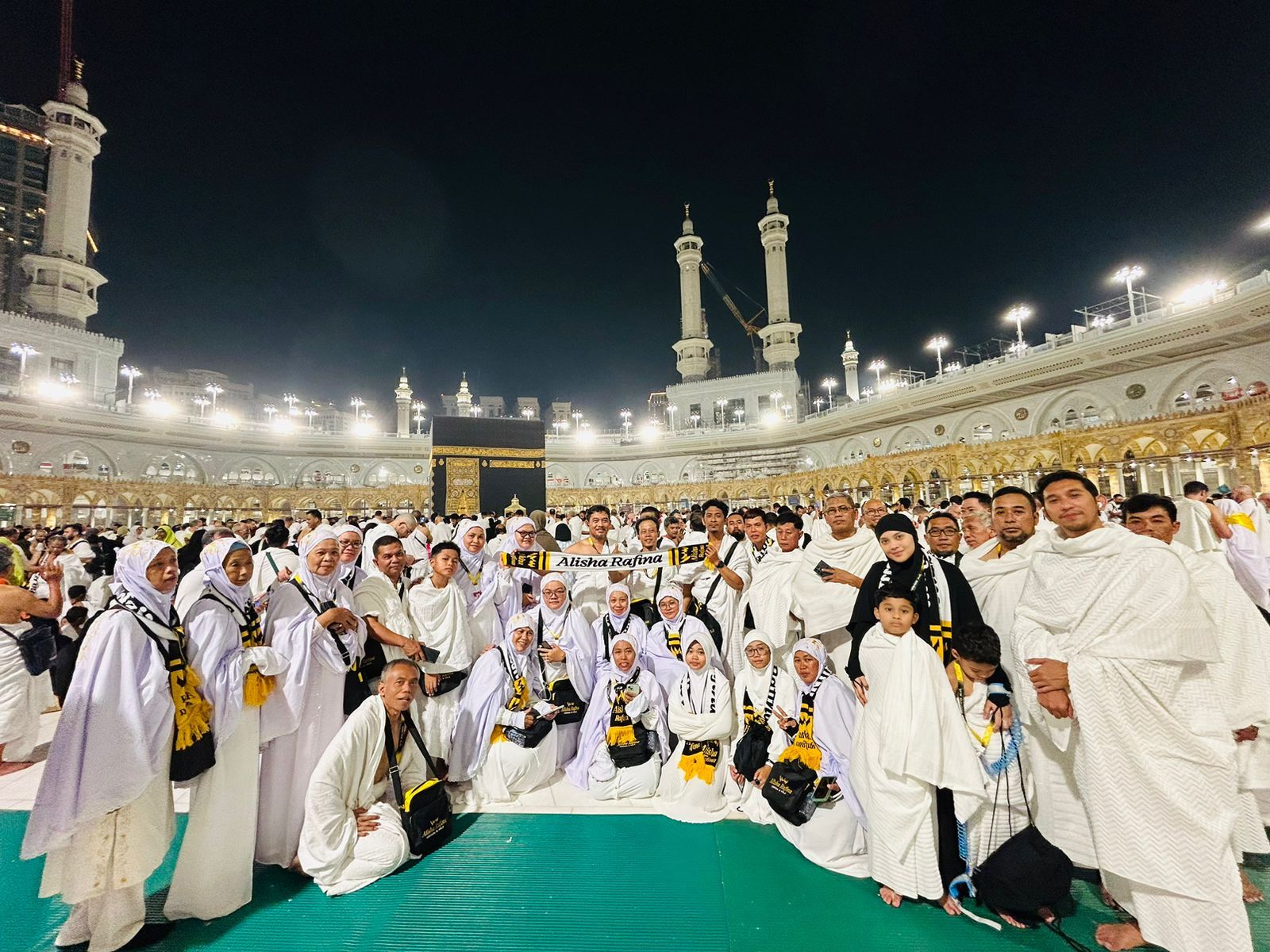 PERJALANAN SPIRITUAL: Para jamaah Umrah rombongan PPIU  Alisha Rafina saat foto bersama di depan Ka