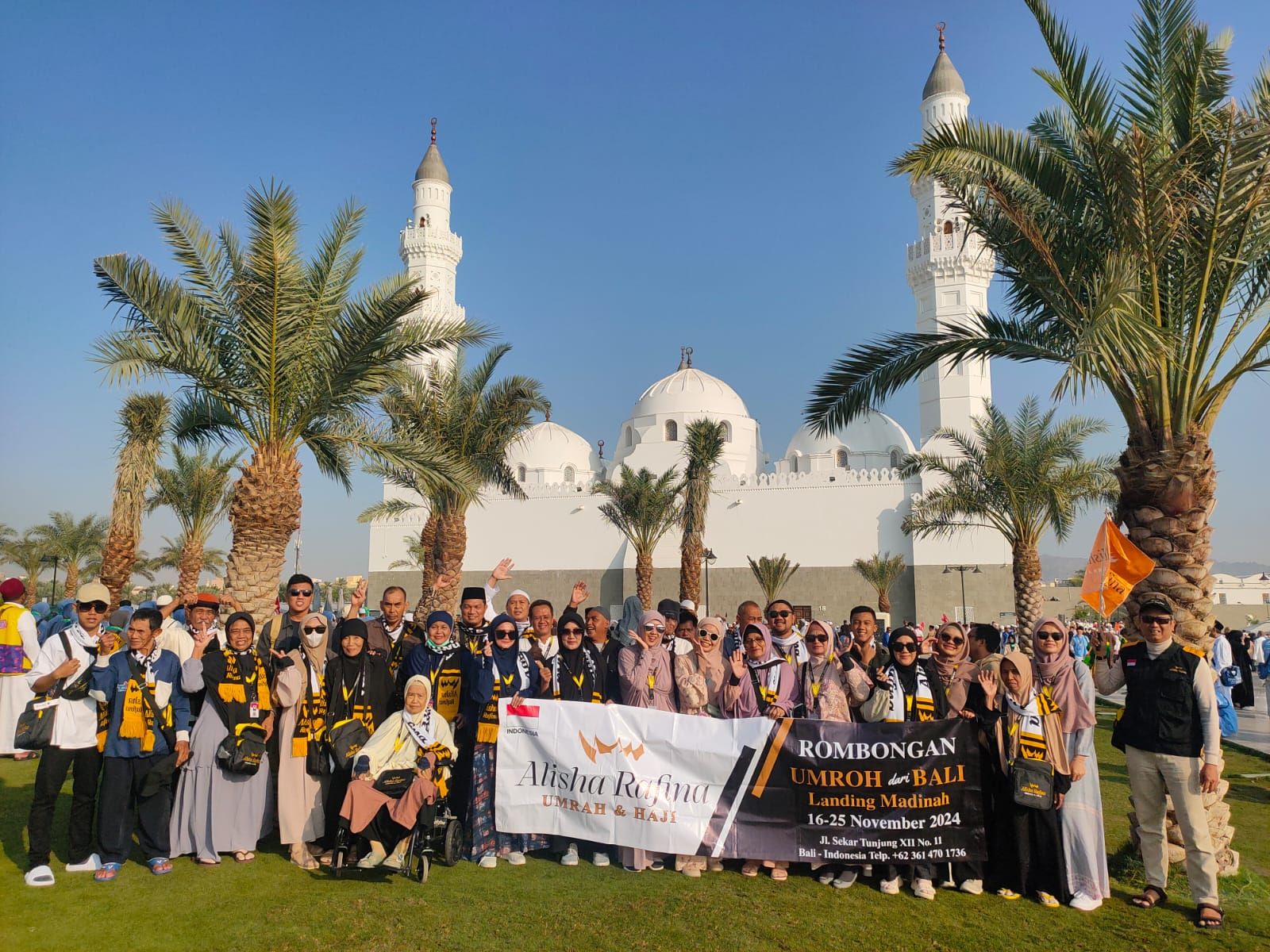 JEJAK RASUL: Para jamaah umrah rombongan grup Alisha Rafina foto bersama saat di Madinah Arab Saudi.