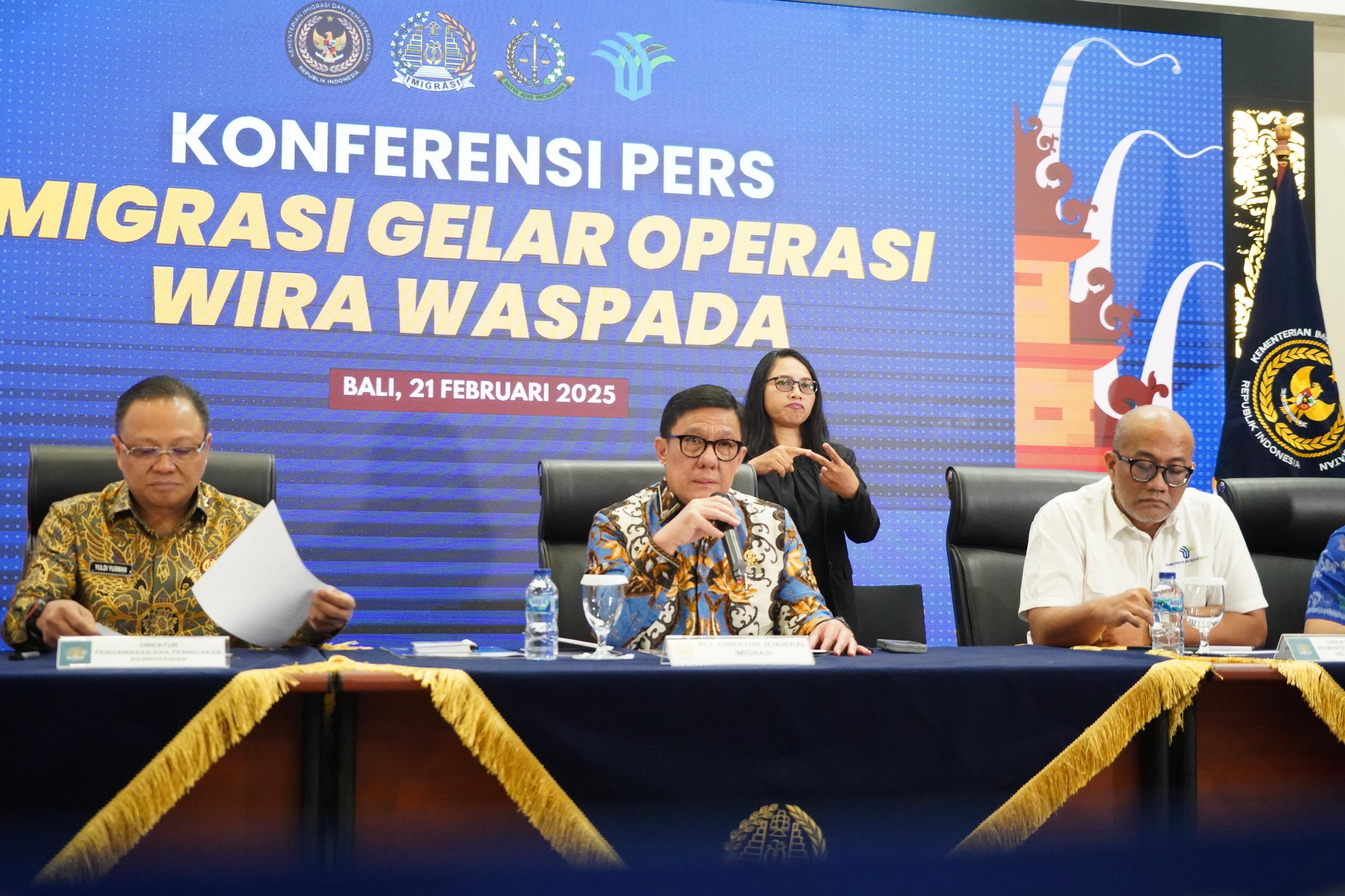 WNA BERMASALAH: Pejabat Imigrasi Ngurah Rai umumkan dalam operasi berskala besar ini, ratusan WNA bermasalah diamankan
