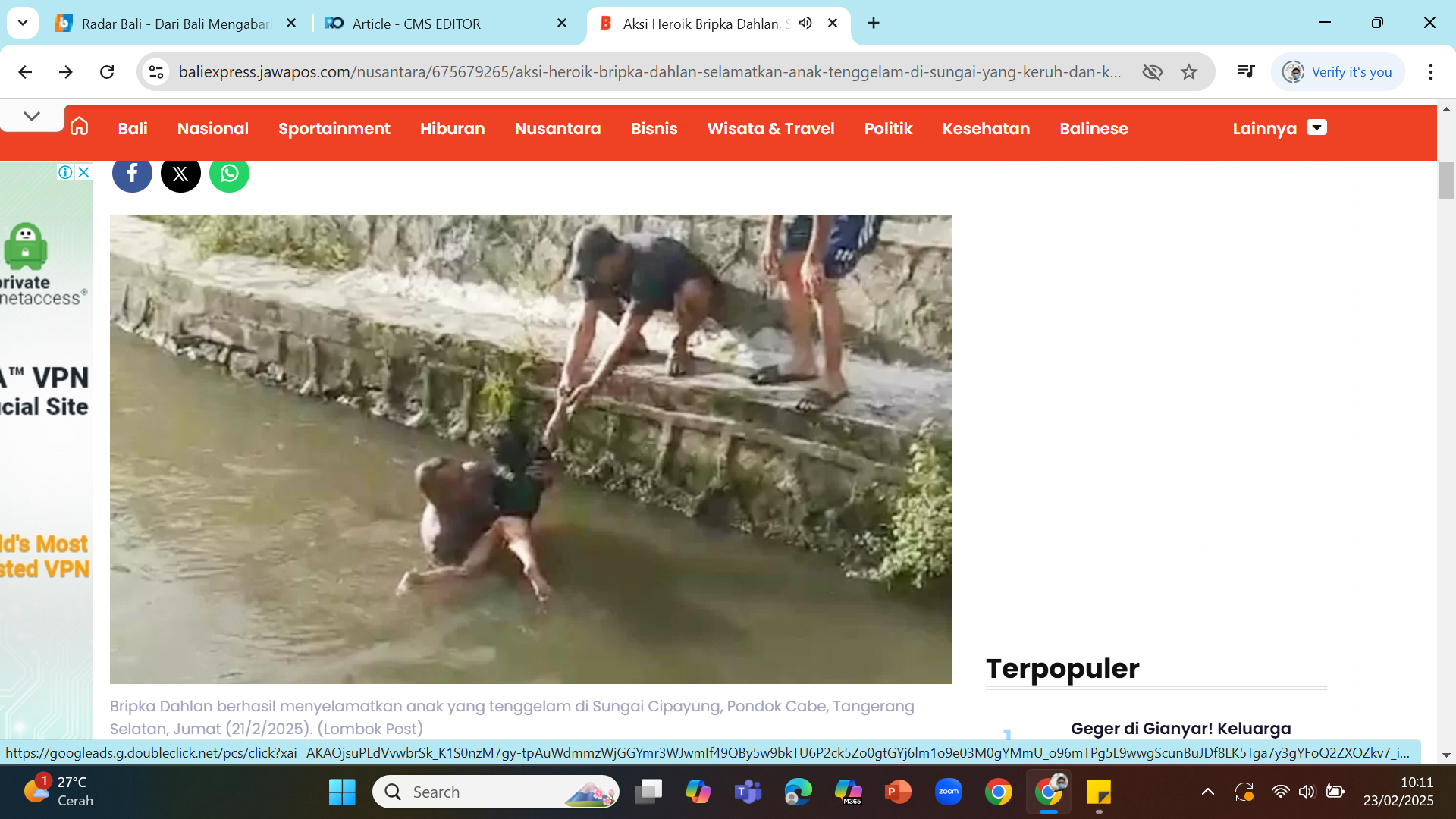 AKSI HEROIK - Bripka Dahlan Syamsudin saat menolong korban tenggelam di Sungai Cipayung, Tangerang Selatan.