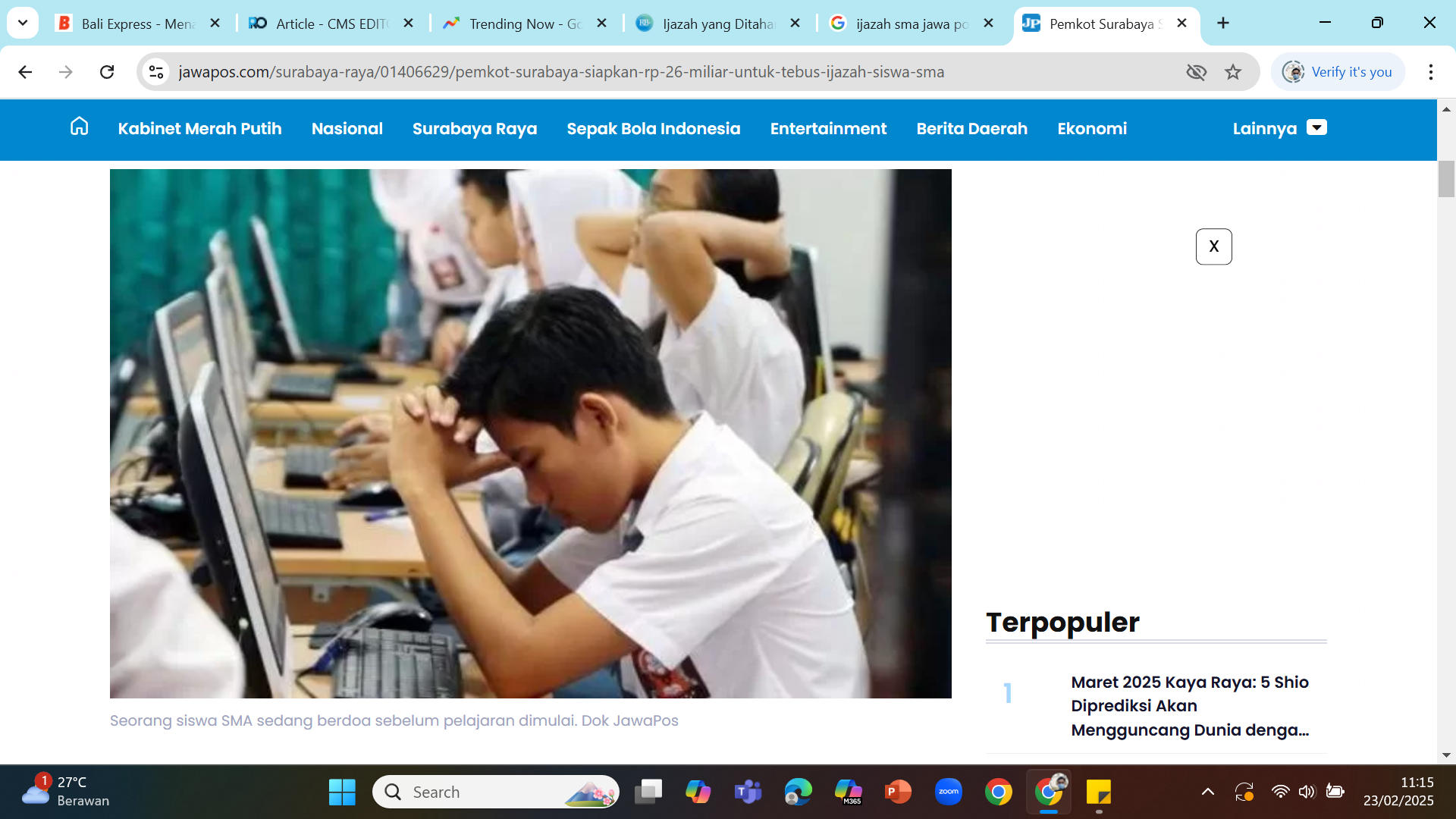 DITEBUS - Siswa SMA di Surabaya berdoa menjelang ujian. Selain di Jawa Barat, Pemkot Surabaya juga menebus ijazah siswa senilai Rp 2,8 miliar menggunakan dana zakat Baznas.