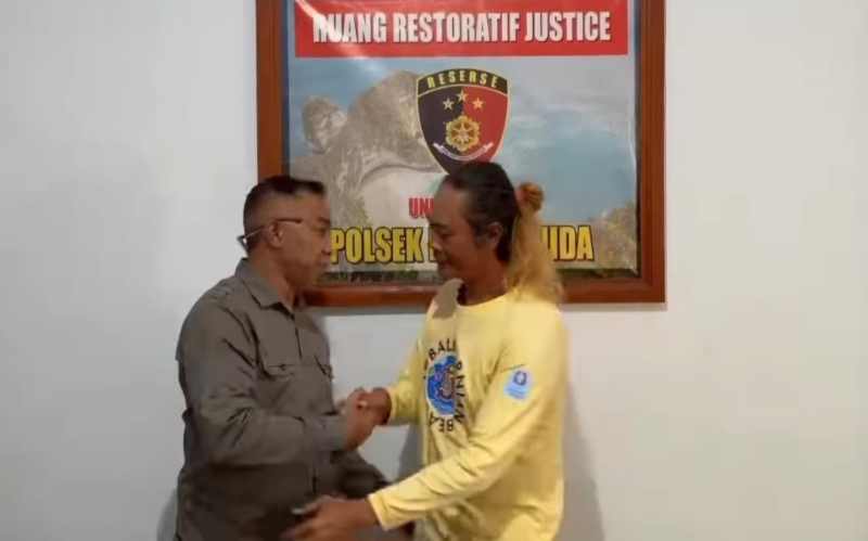 DIDAMAIKAN : Pelaku perkelahian di Pelabuhan Banjar Nyuh, Desa Ped, Nusa Penida, didamaikan. (Foto: Polsek Nusa Penida)