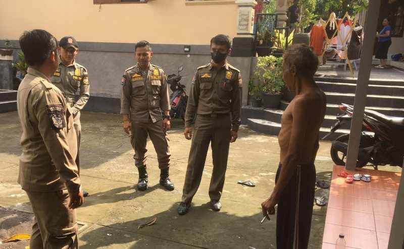 TANGKAP ODGJ : petugas Satpol PP Karangasem saat mengamankan ODGJ yang meresahkan masyarakat, Minggu (23/2). (Foto Satpol PP Karangasem)