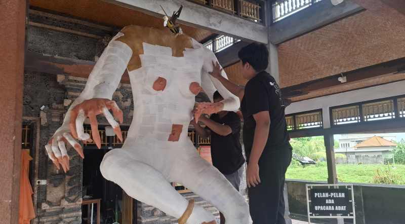 SEDANG DITUNTASKAN : Pengerjaan ogoh-ogoh Ratu Wong Samar oleh STT Abdi Yowana. Ada pesan mendalam yang disampaikan dalam ogoh-ogoh ini. (Foto: STT Abdi Yowana untuk Radar Bali)
